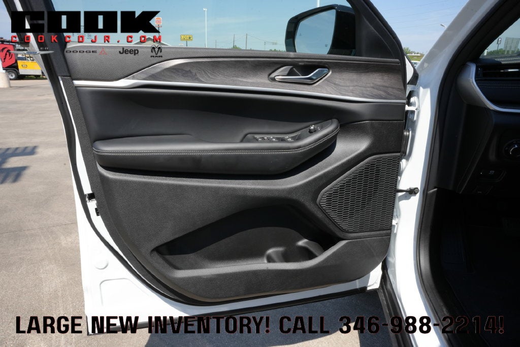 2027 Jeep Grand Cherokee GRAND CHEROKEE LAREDO ALTITUDE 4X2