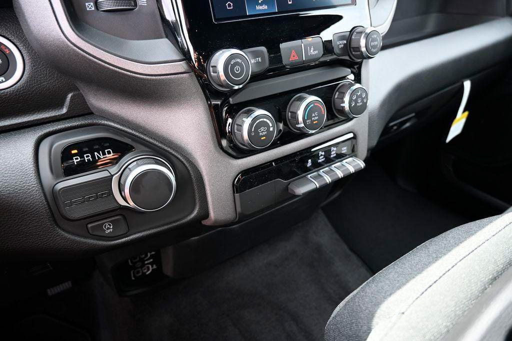 2026 RAM 1500 RAM 1500 EXPRESS QUAD CAB 4X2 6'4' BOX