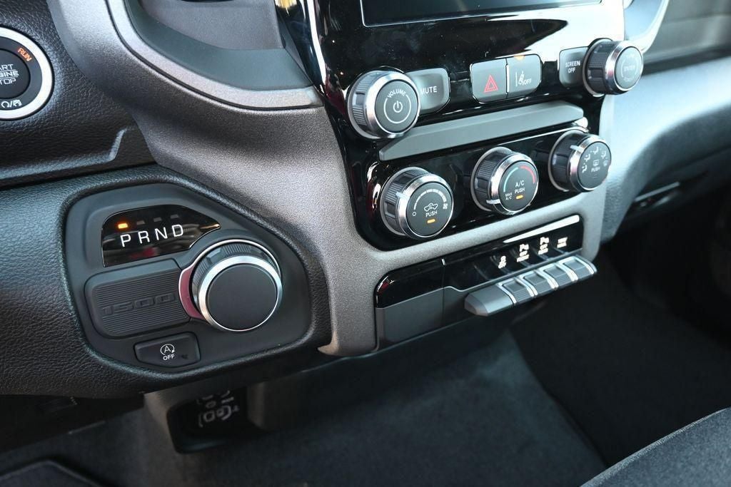 2026 RAM 1500 RAM 1500 EXPRESS QUAD CAB 4X2 6'4' BOX