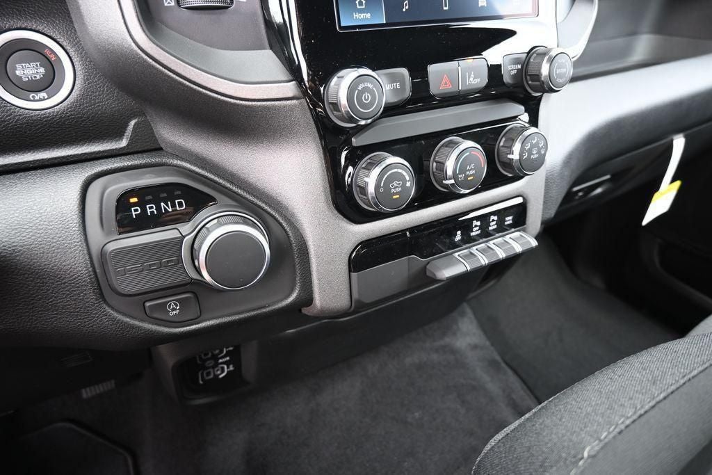 2026 RAM 1500 RAM 1500 EXPRESS QUAD CAB 4X2 6'4' BOX
